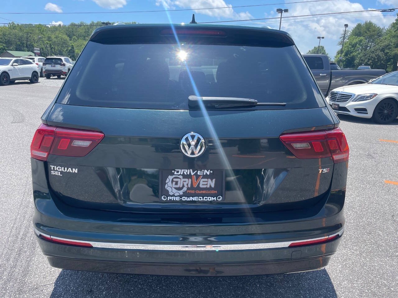 Used 2018 Volkswagen Tiguan SEL w/ R-Line Package FWD image 9