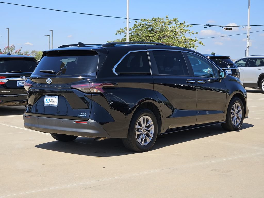 Used 2024 Toyota Sienna XLE FWD image 7
