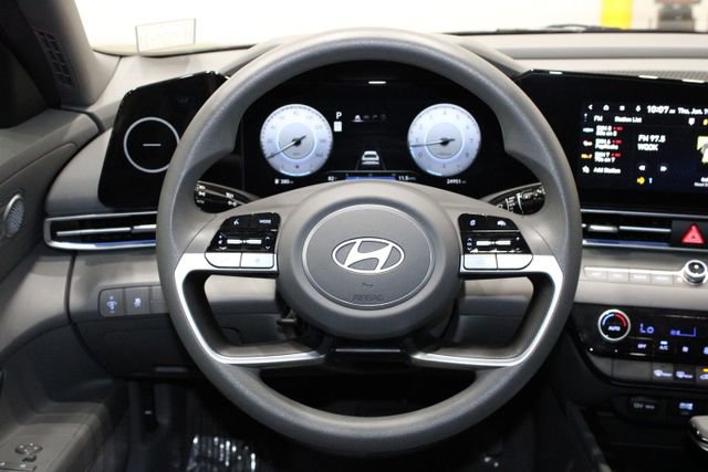 Used 2024 Hyundai Elantra SEL image 17