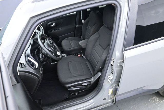 Used 2019 Jeep Renegade Latitude FWD image 11