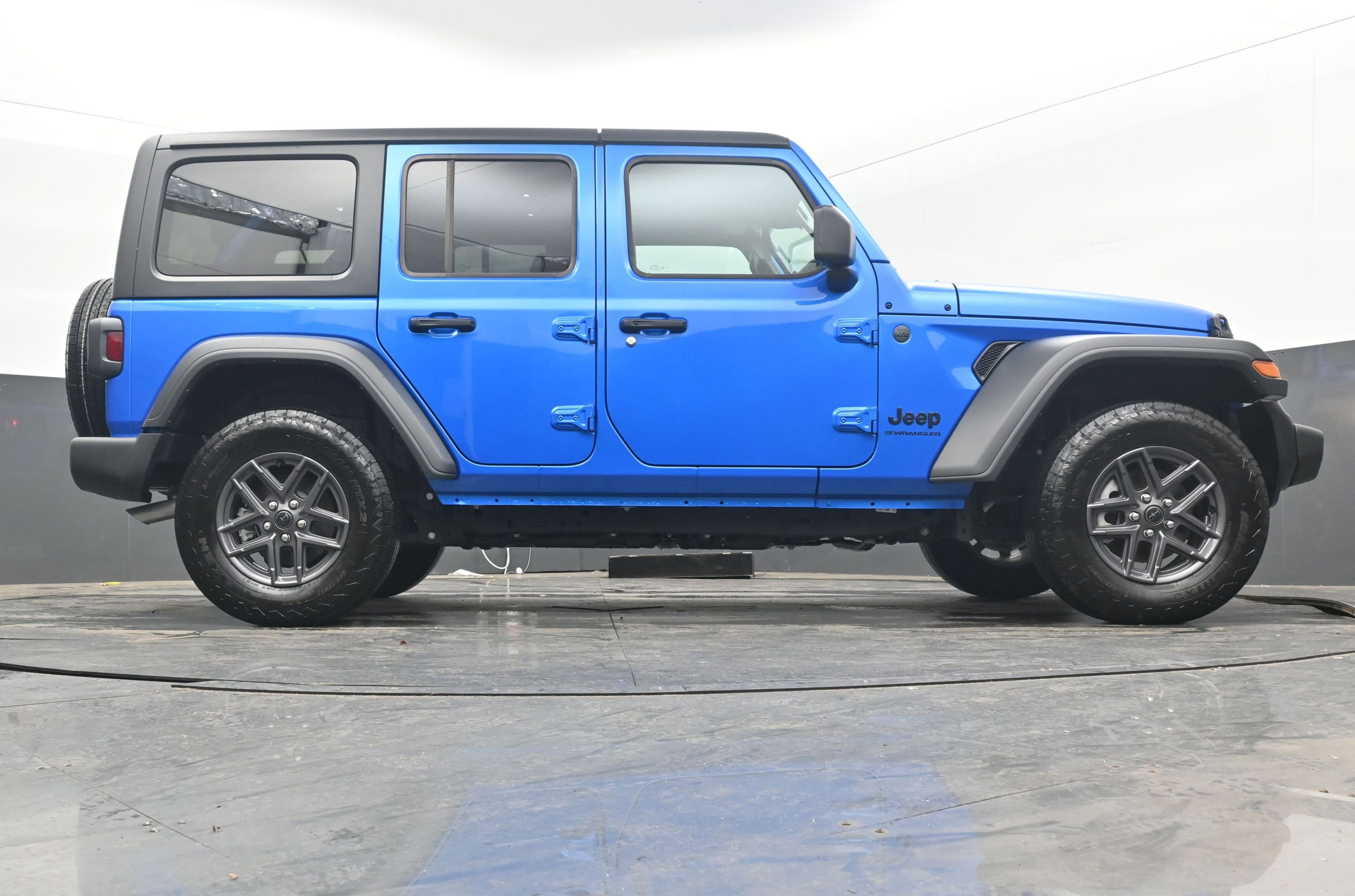 Used 2025 Jeep Wrangler Sport S image 30