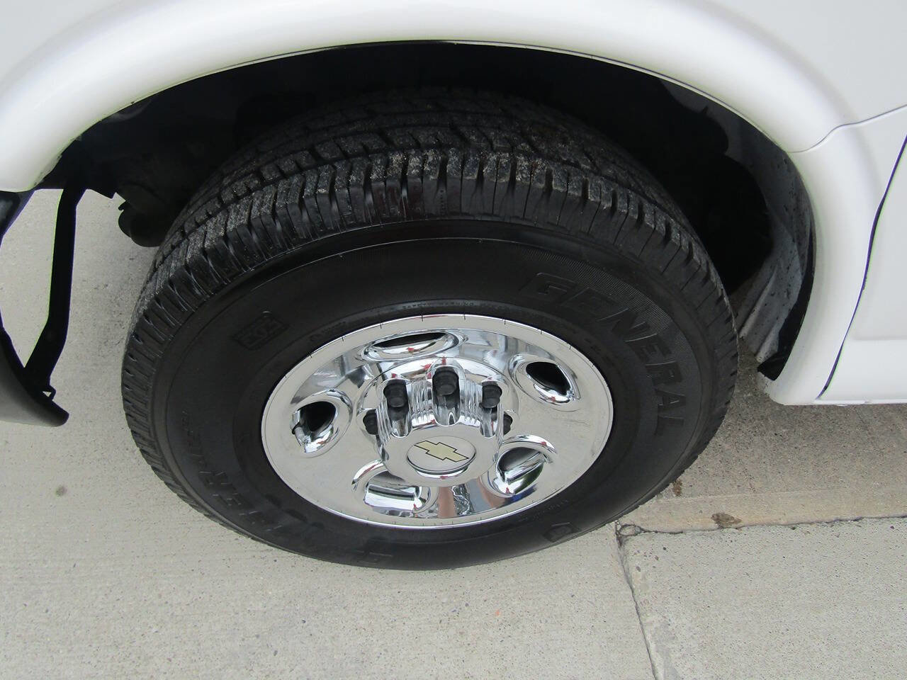 Used 2011 Chevrolet Express 2500 w/ Cold Climate Package image 15