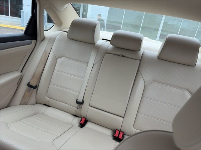 Used 2015 Volkswagen Passat 1.8T Limited Edition image 7