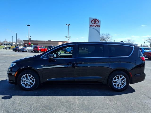 Used 2025 Chrysler Pacifica Select image 6