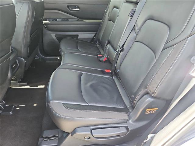 Used 2025 Nissan Pathfinder SL image 18