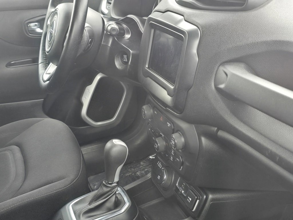 Used 2018 Jeep Renegade Latitude w/ Cold Weather Group image 16