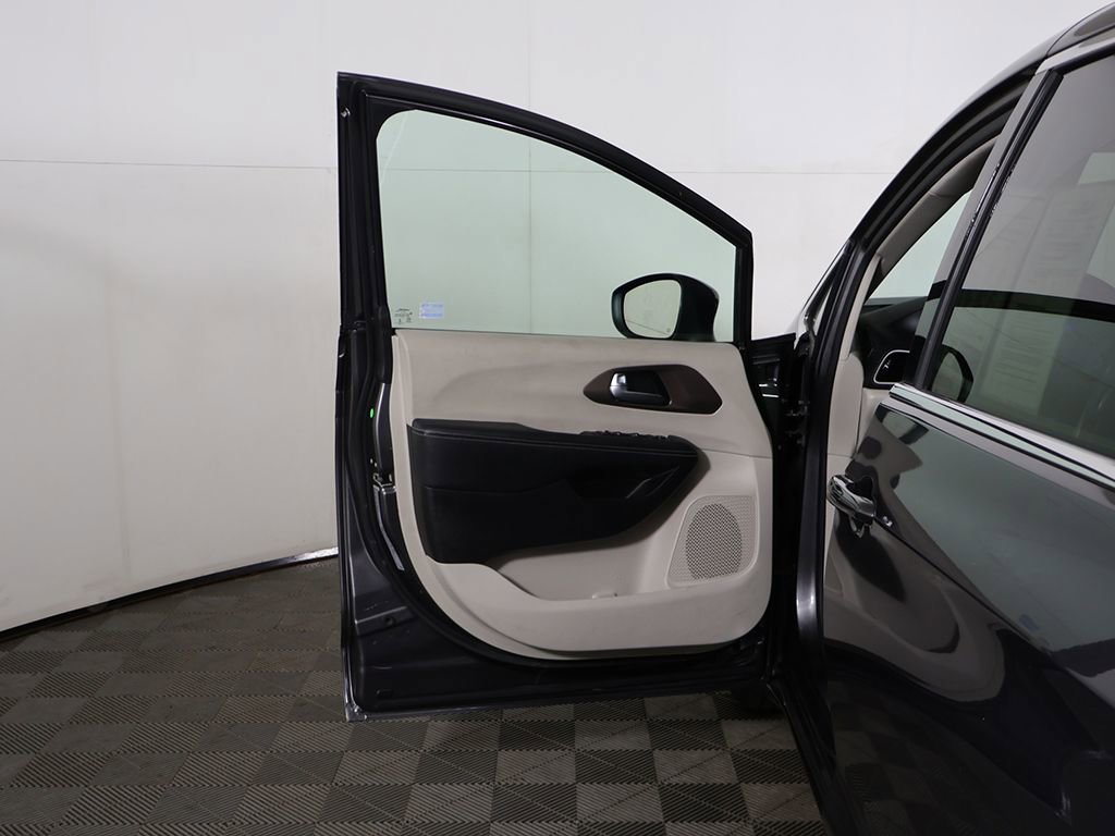 Used 2023 Chrysler Voyager LX FWD image 16