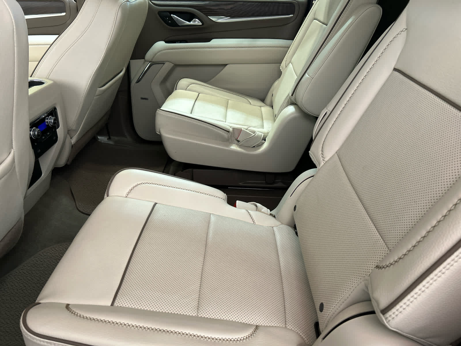Used 2023 GMC Yukon XL Denali AWD/4WD image 10