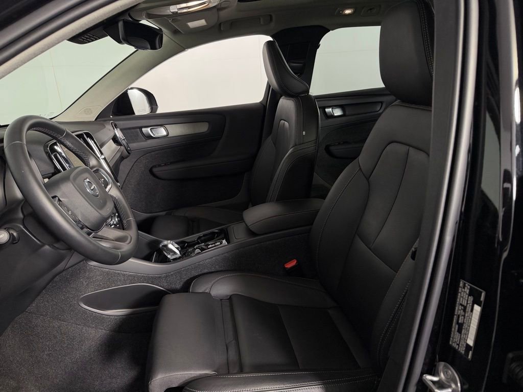 Used 2025 Volvo XC40 B5 Plus image 22