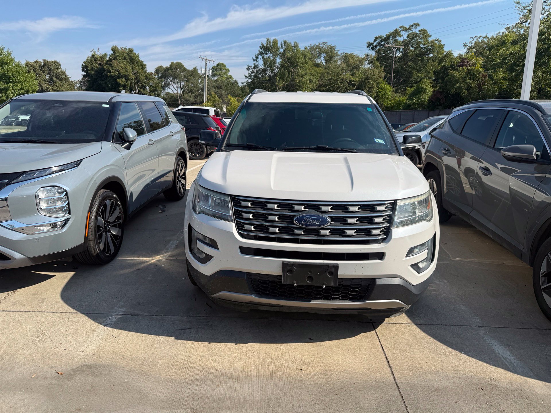 Used 2017 Ford Explorer XLT FWD image 2