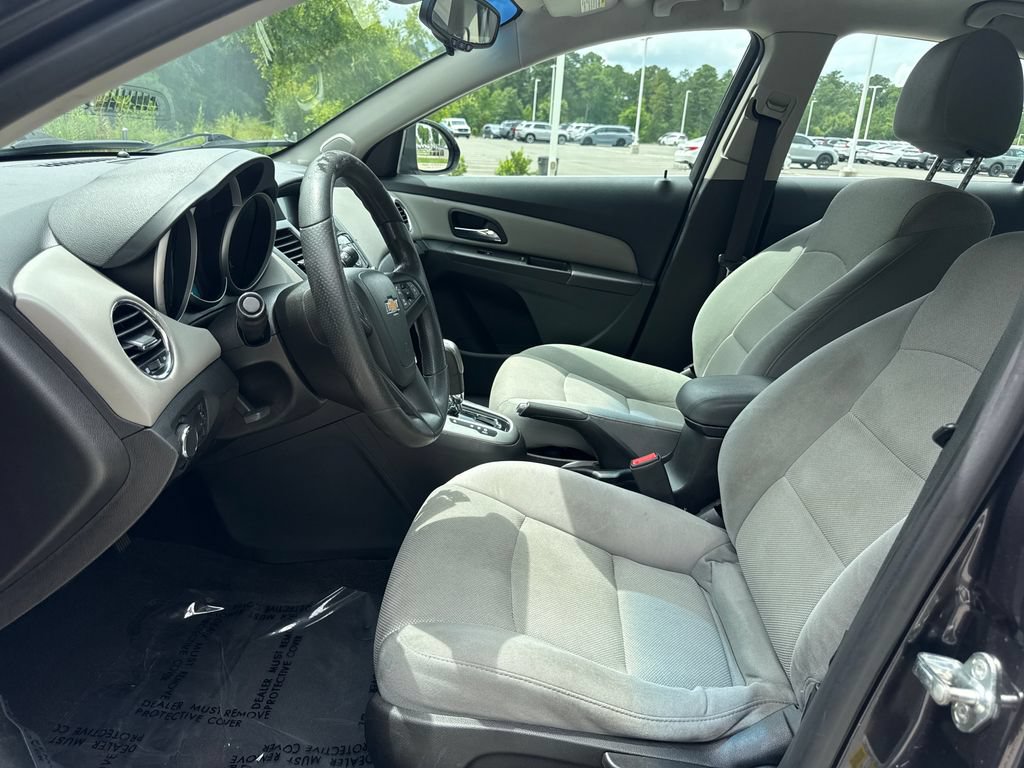 Used 2015 Chevrolet Cruze LT w/ Technology Package FWD image 12