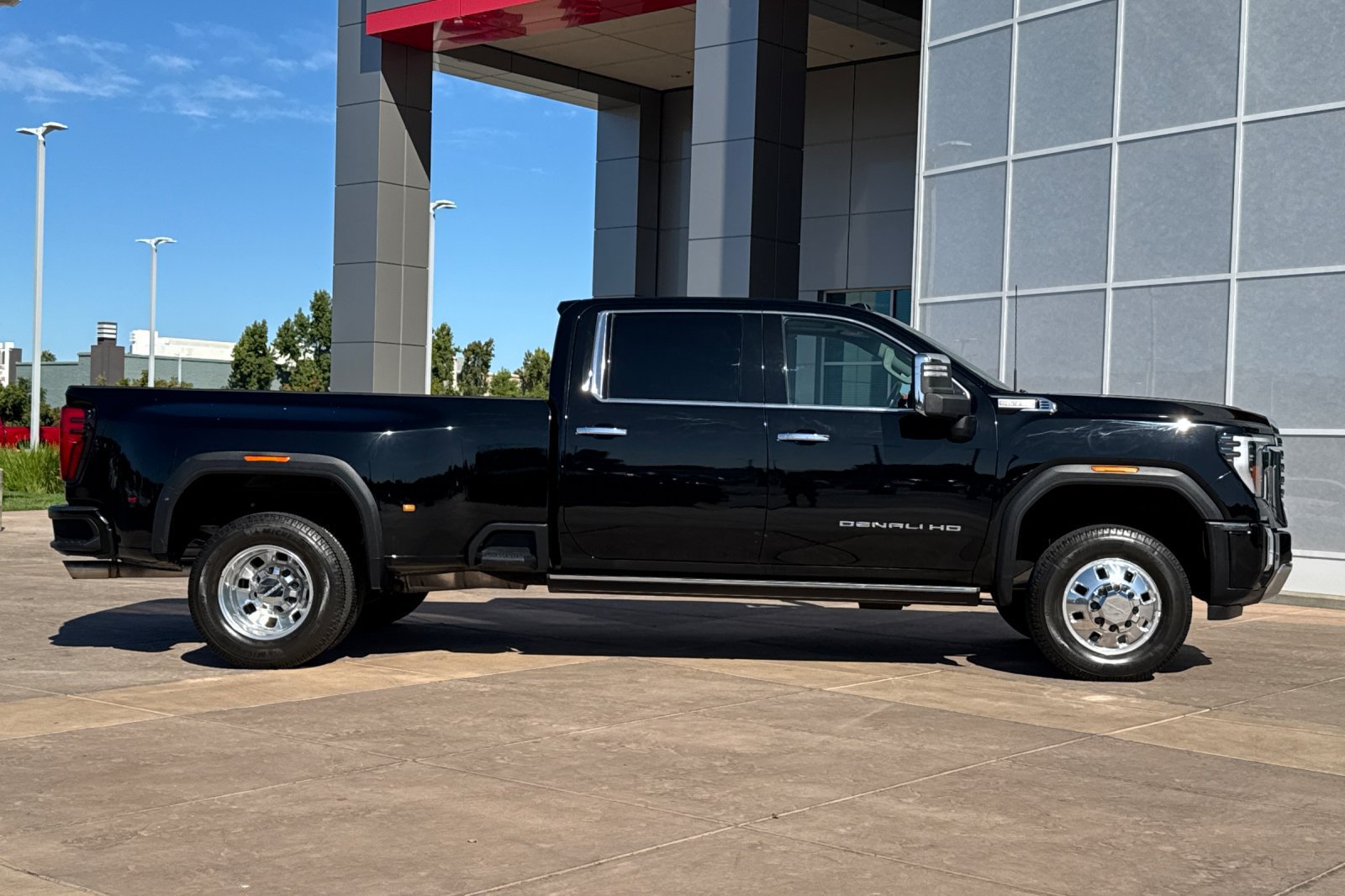 Used 2024 GMC Sierra 3500 Denali w/ Denali Reserve Package AWD/4WD image 3
