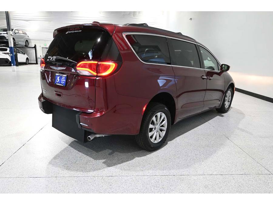 Used 2018 Chrysler Pacifica Touring Plus FWD image 6
