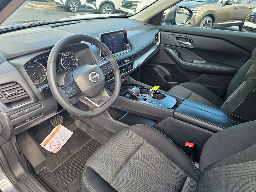 Used 2025 Nissan Rogue SV image 16
