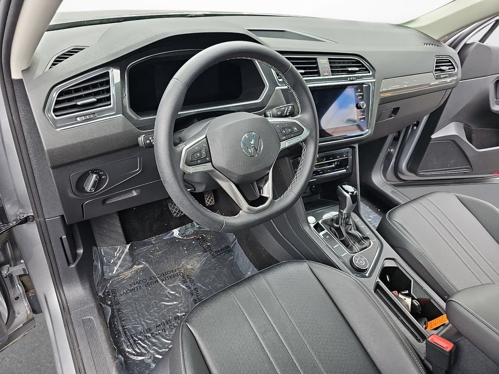 Used 2023 Volkswagen Tiguan SE AWD/4WD image 15