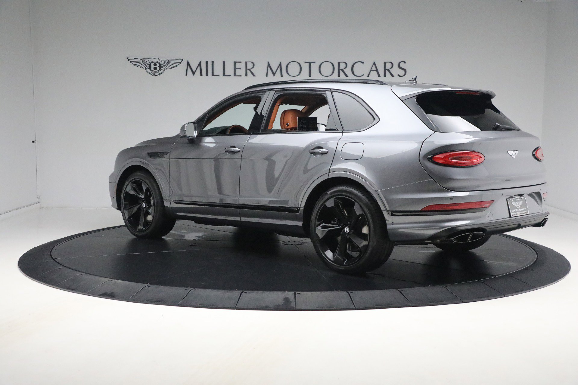 Used 2023 Bentley Bentayga Plug-In Hybrid AWD/4WD image 5