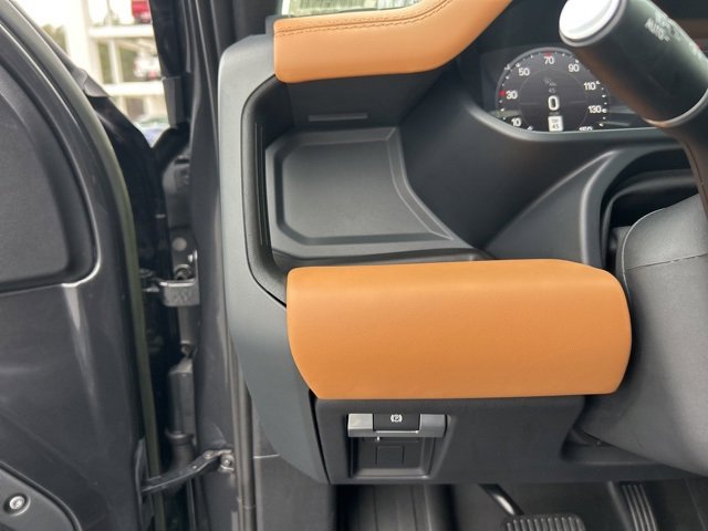 Used 2023 Land Rover Defender 90 X-Dynamic SE image 28