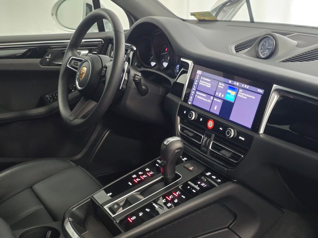 Certified 2025 Porsche Macan image 29