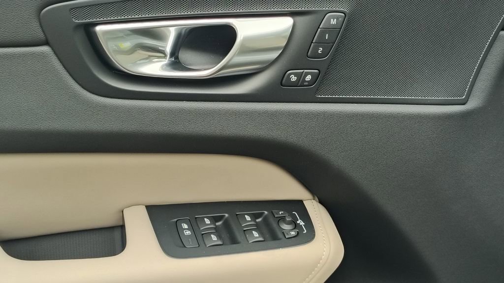 New 2026 Volvo XC60 B5 Plus w/ Climate Package AWD/4WD image 9