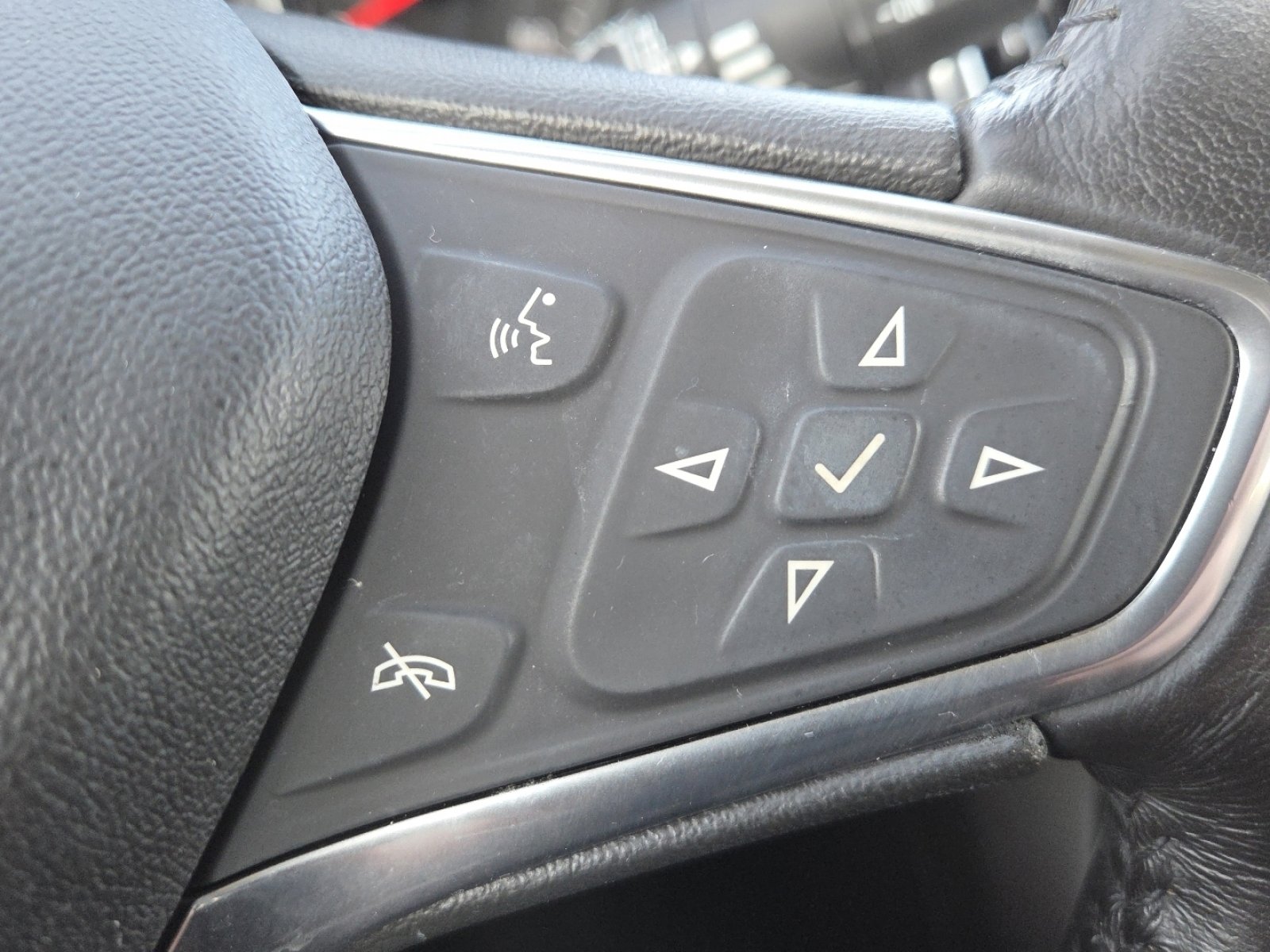 Used 2020 Chevrolet Equinox LT w/ Driver Convenience Package image 31