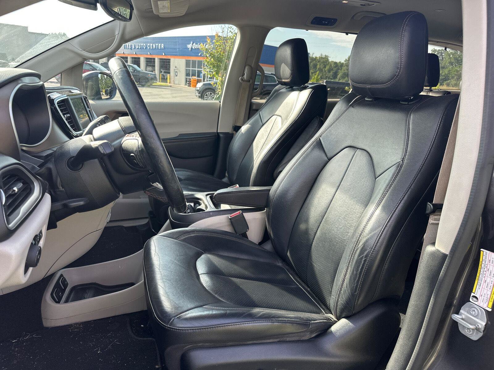 Used 2019 Chrysler Pacifica Touring-L FWD image 5
