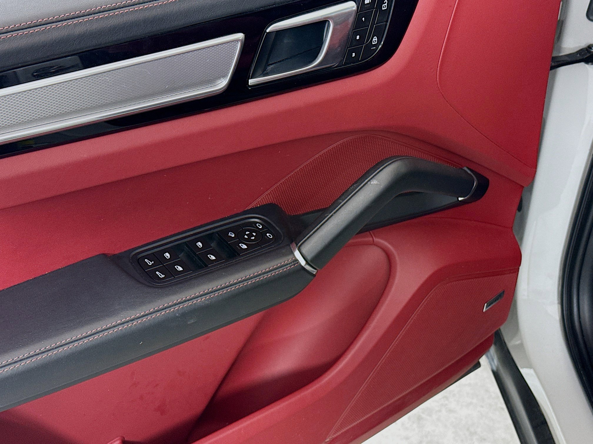 Used 2023 Porsche Cayenne Platinum Edition image 19