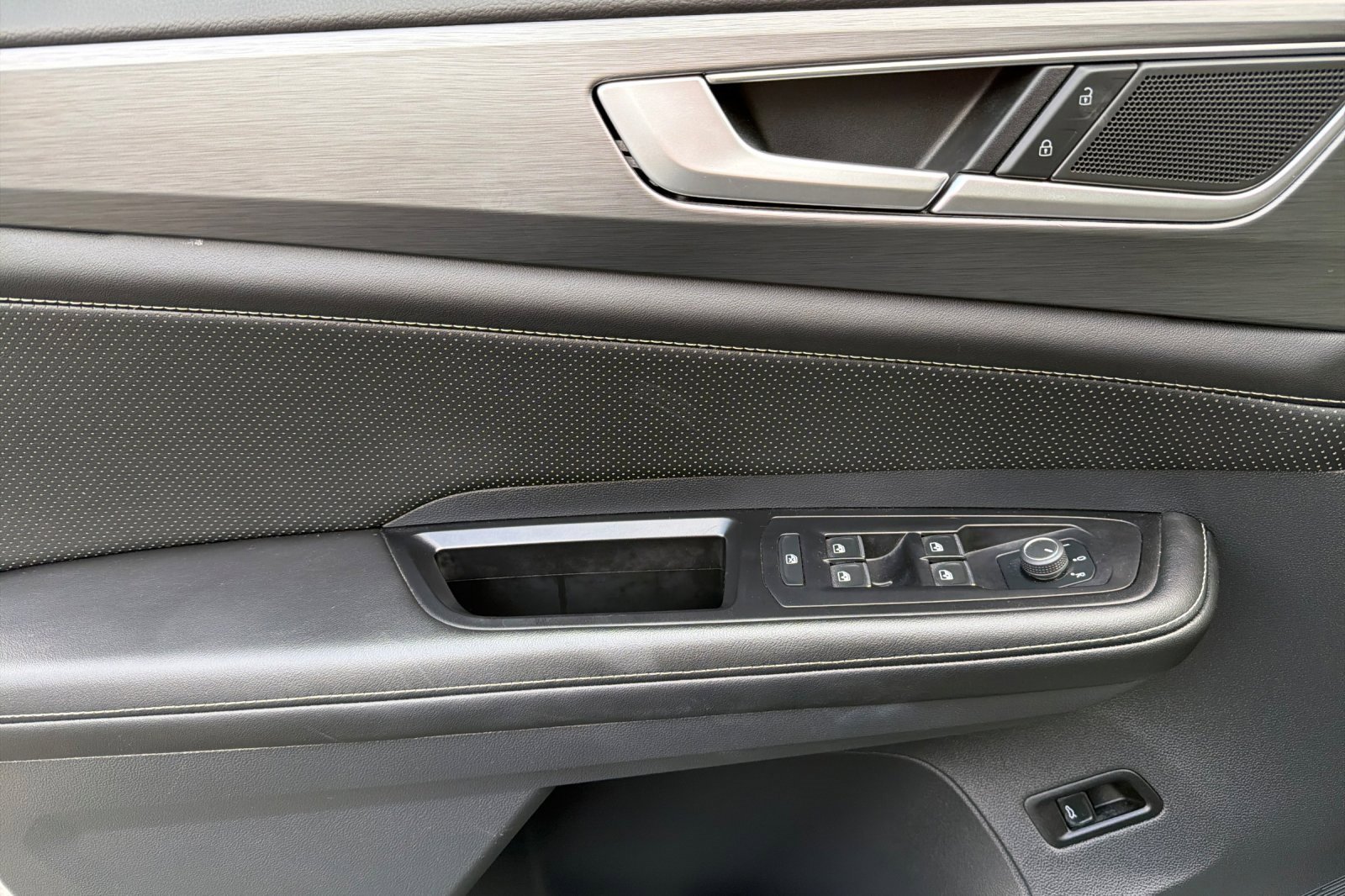 Used 2024 Volkswagen Atlas Cross Sport SE image 11