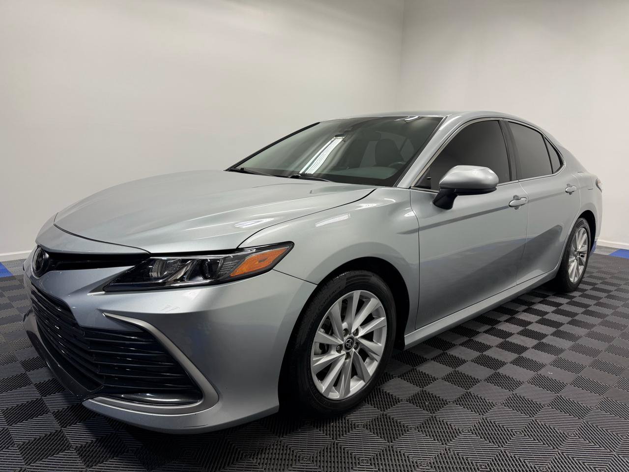Used 2023 Toyota Camry LE FWD image 3