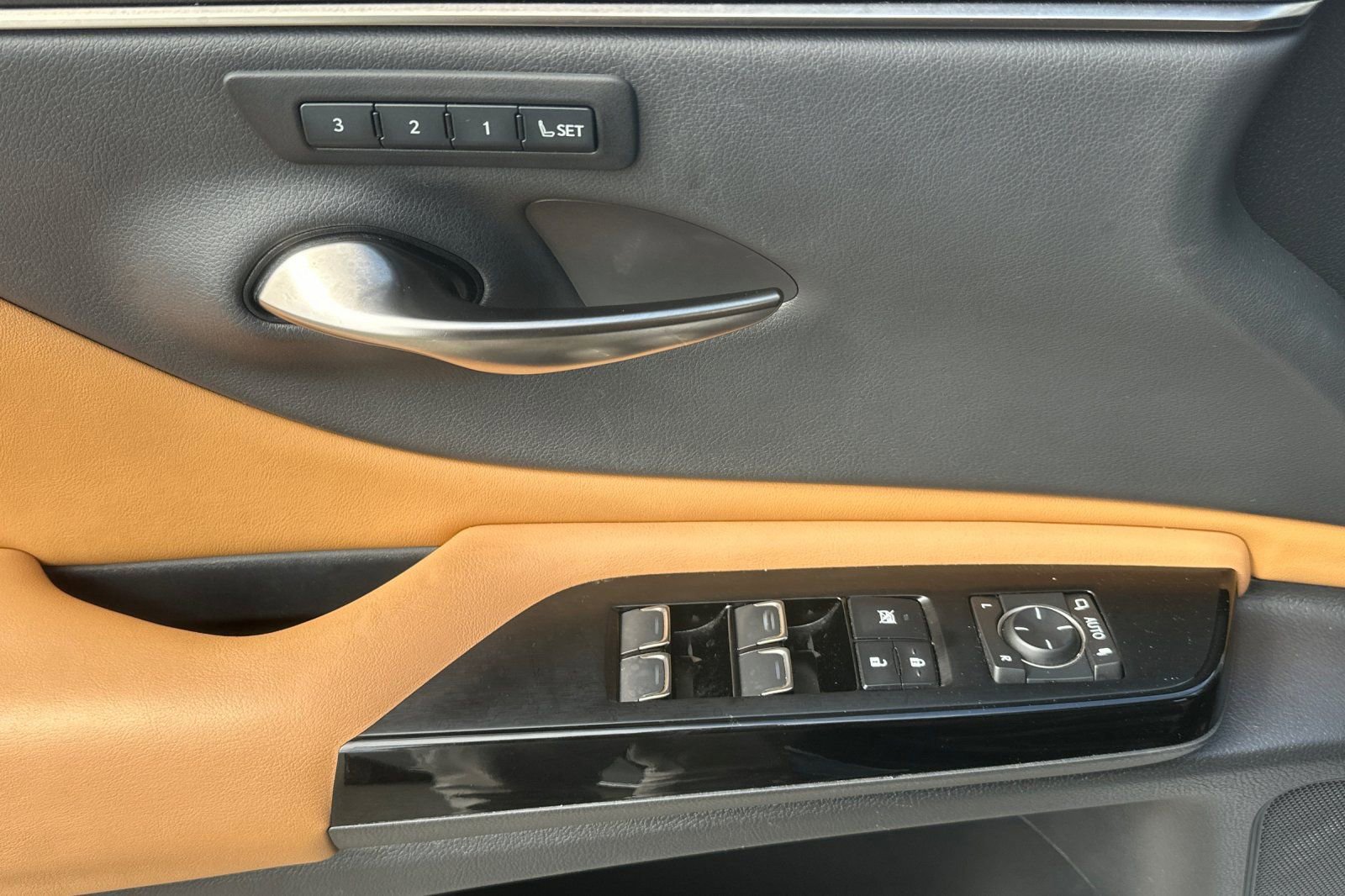 Used 2022 Lexus ES 300h w/ Premium Package FWD image 12