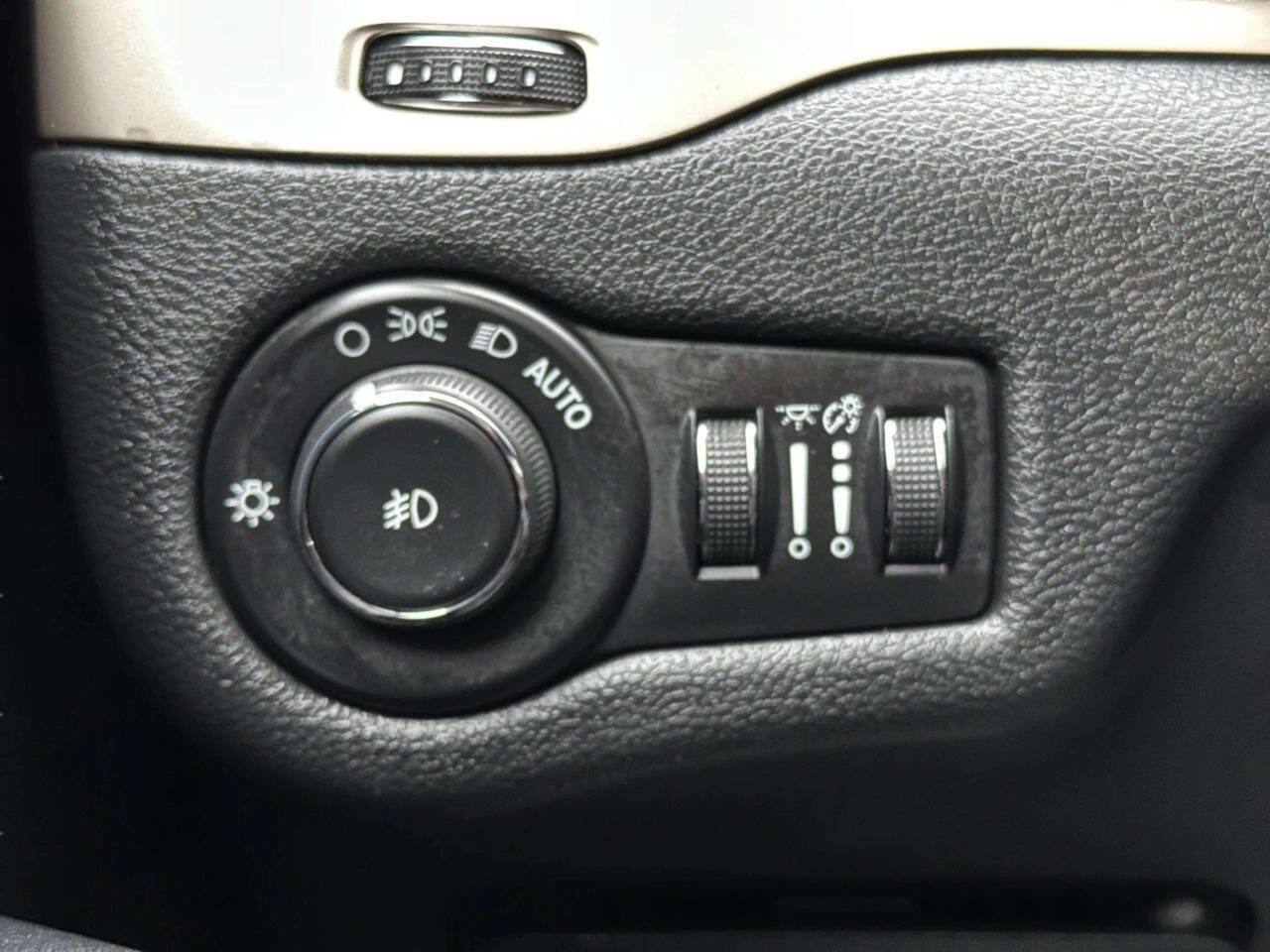Used 2016 Jeep Cherokee Latitude w/ Safety/Convenience Group AWD/4WD image 33