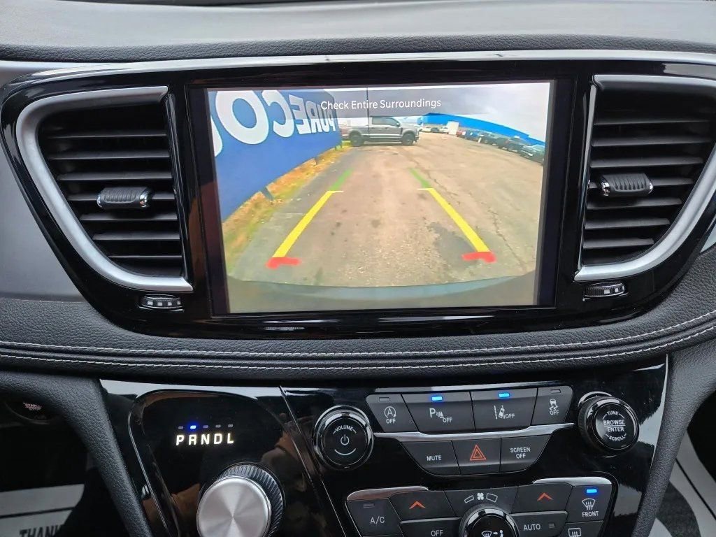 Used 2025 Chrysler Pacifica Limited FWD image 9