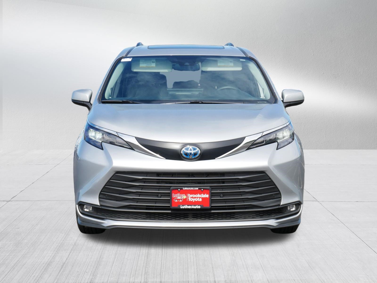 Used 2025 Toyota Sienna XLE w/ XLE Plus Package AWD/4WD image 2