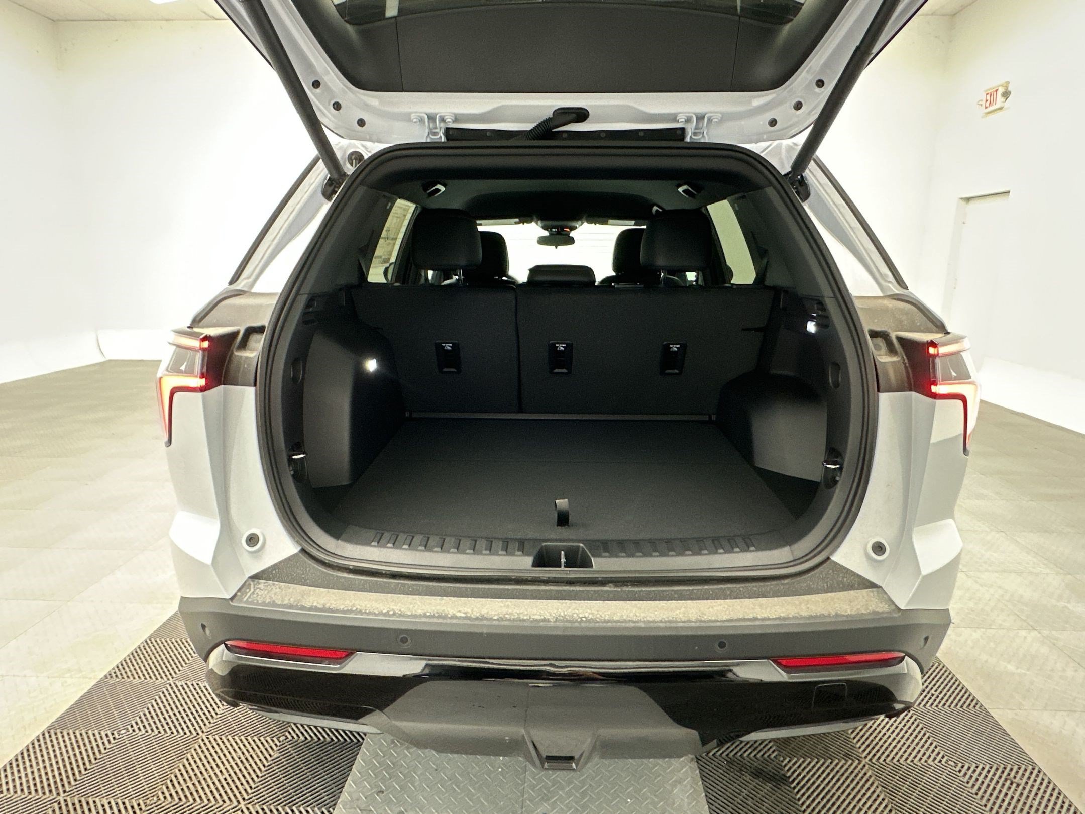New 2027 Chevrolet Equinox RS w/ LPO, Floor Liner Package AWD/4WD image 23