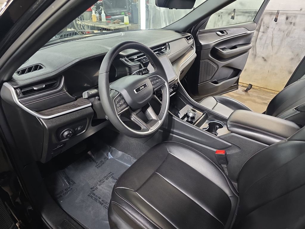 Used 2024 Jeep Grand Cherokee L Limited w/ Luxury Tech Group II image 18