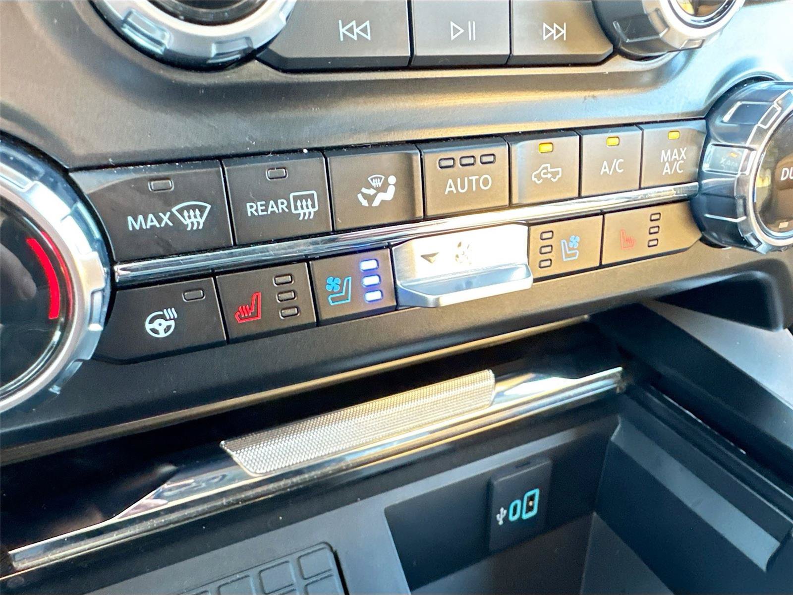 Used 2024 Ford F350 Lariat w/ Lariat Ultimate Package AWD/4WD image 11