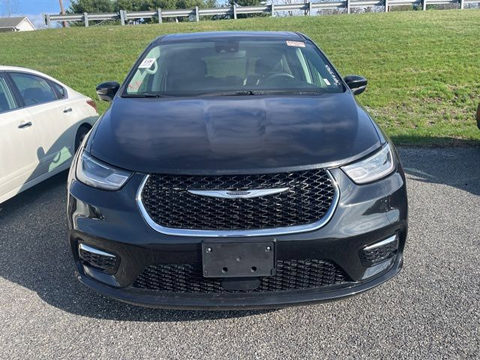 Used 2023 Chrysler Pacifica Touring-L image 2