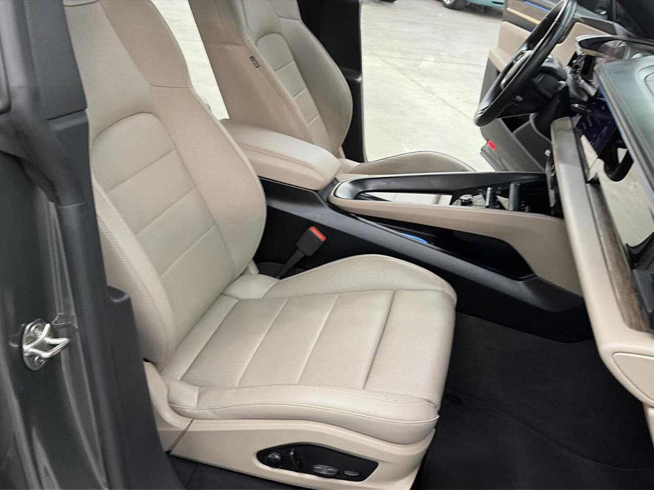 Used 2025 Porsche Macan Electric w/ Premium Package RWD image 23