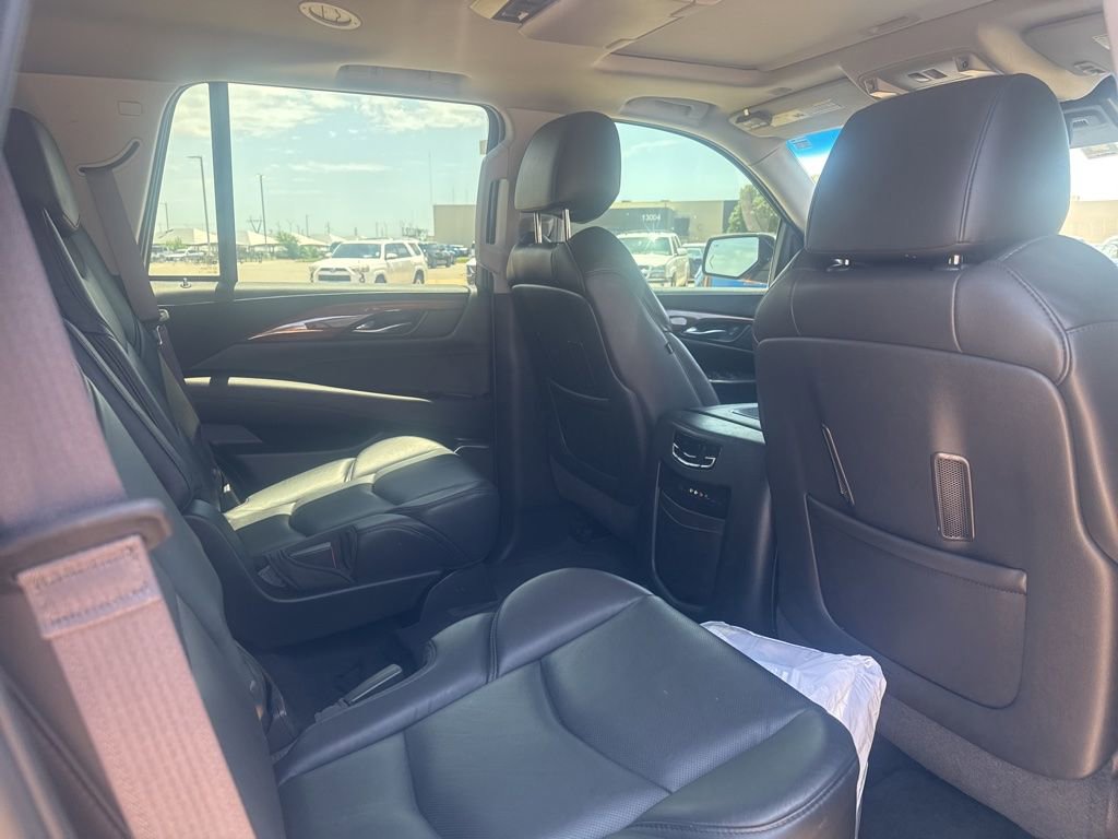 Used 2015 Cadillac Escalade Luxury AWD/4WD image 7