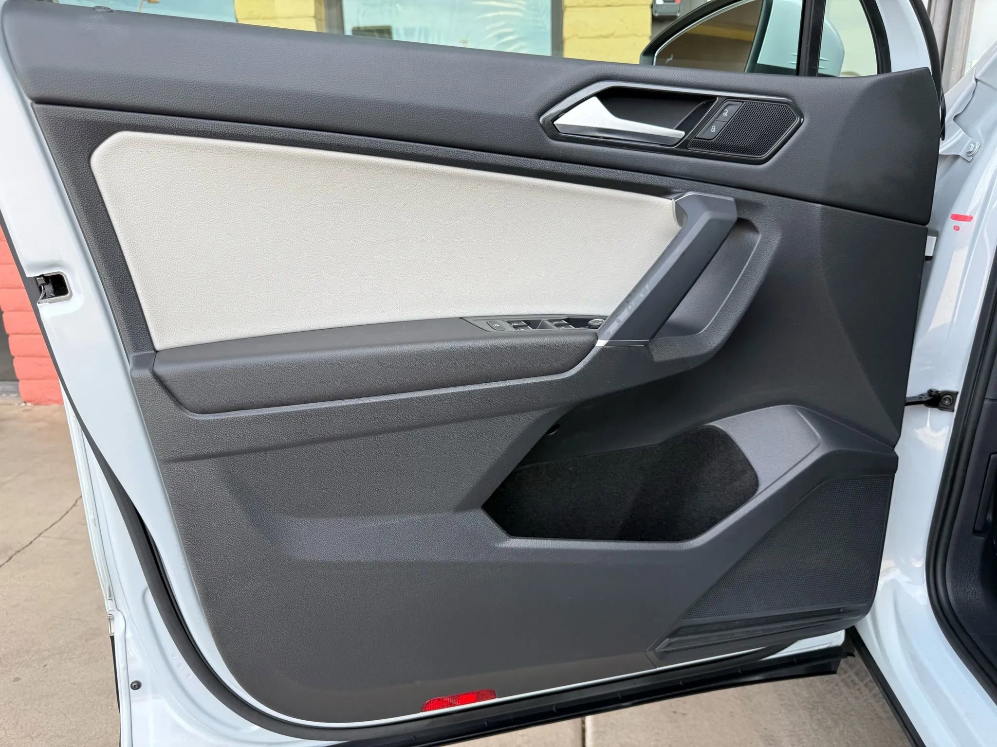 Used 2018 Volkswagen Tiguan SE FWD image 18