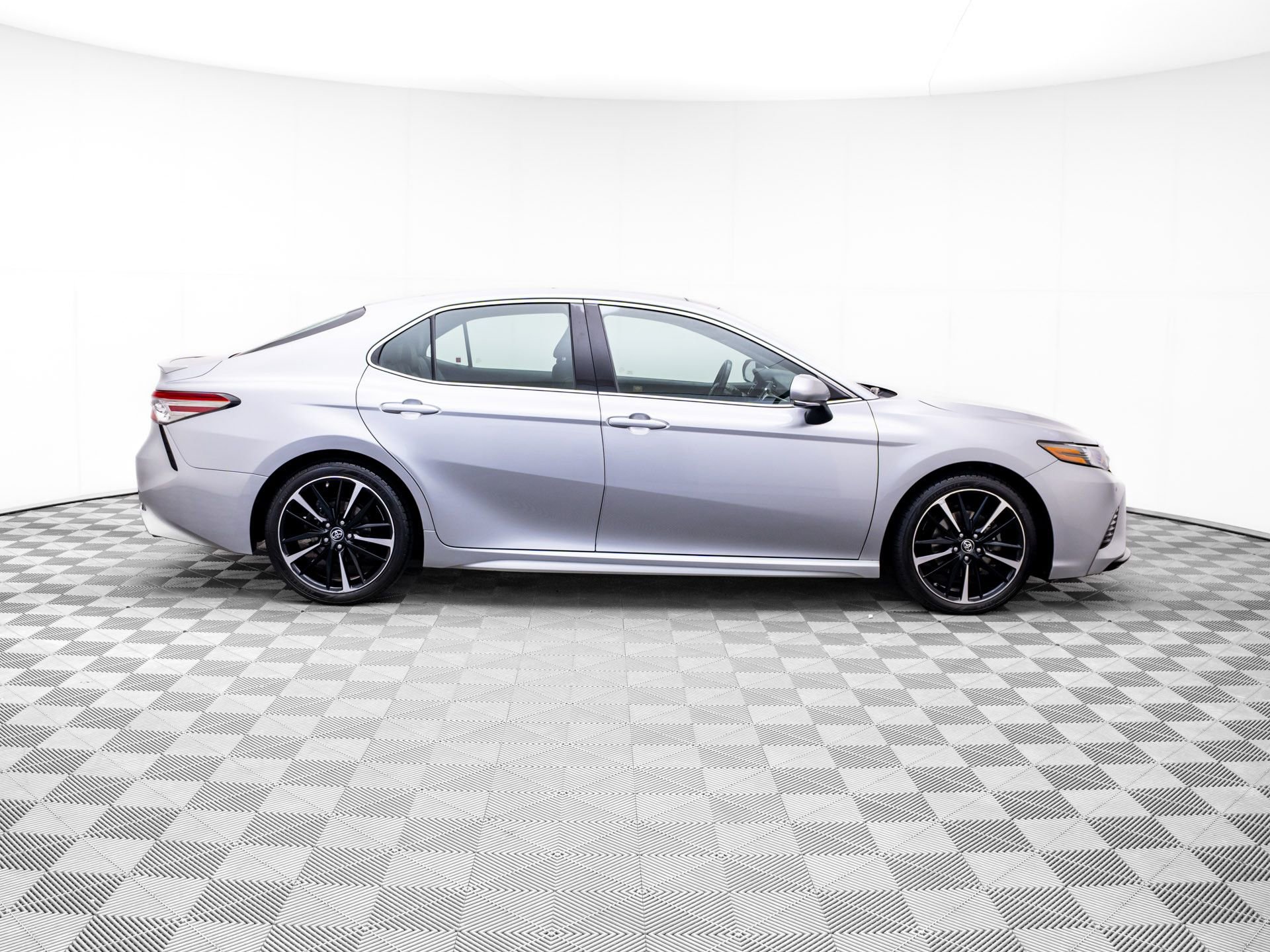 Used 2018 Toyota Camry XSE image 8