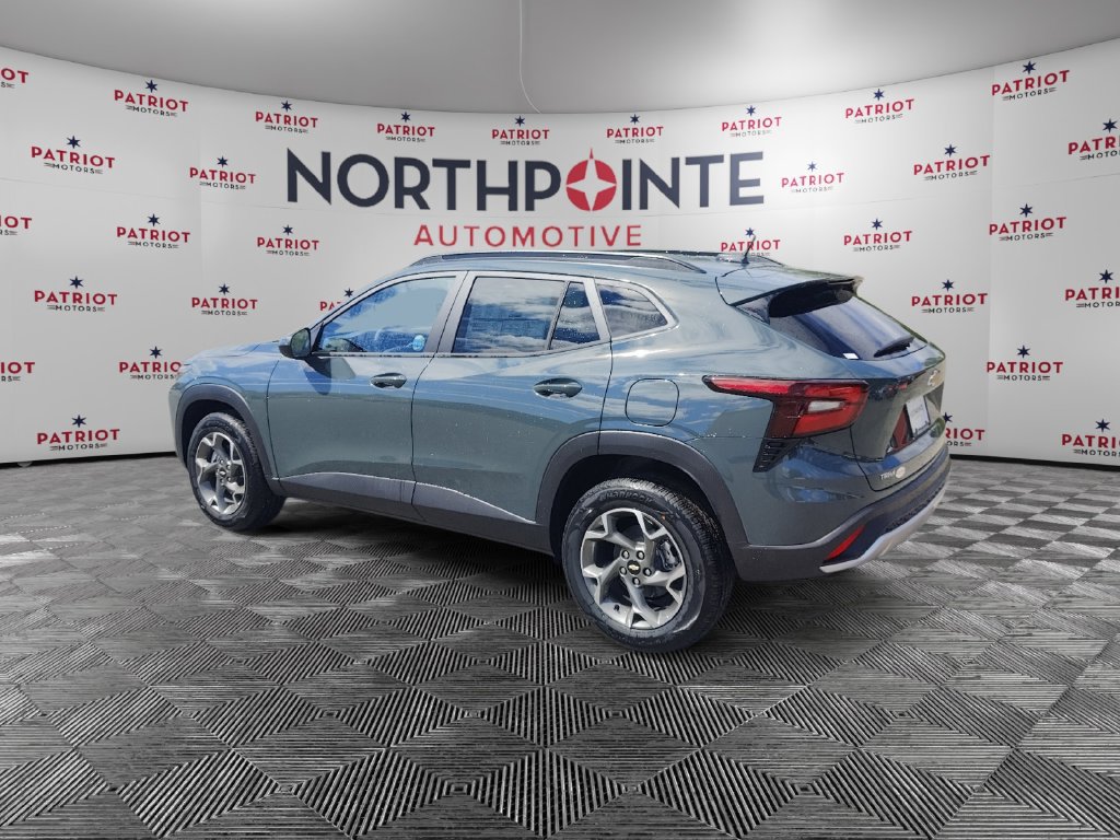 Used 2025 Chevrolet Trax LT FWD image 4