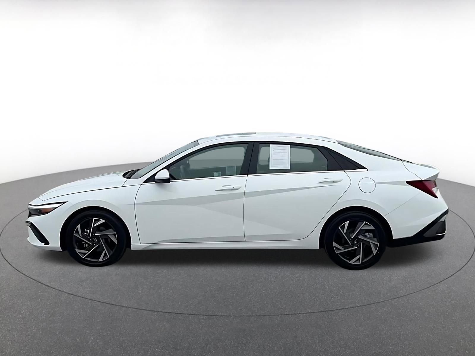 Used 2025 Hyundai Elantra SEL image 9