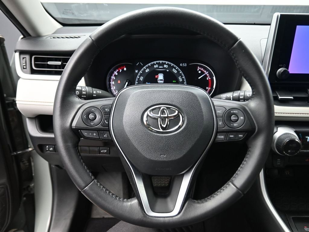 Used 2023 Toyota RAV4 XLE Premium image 6
