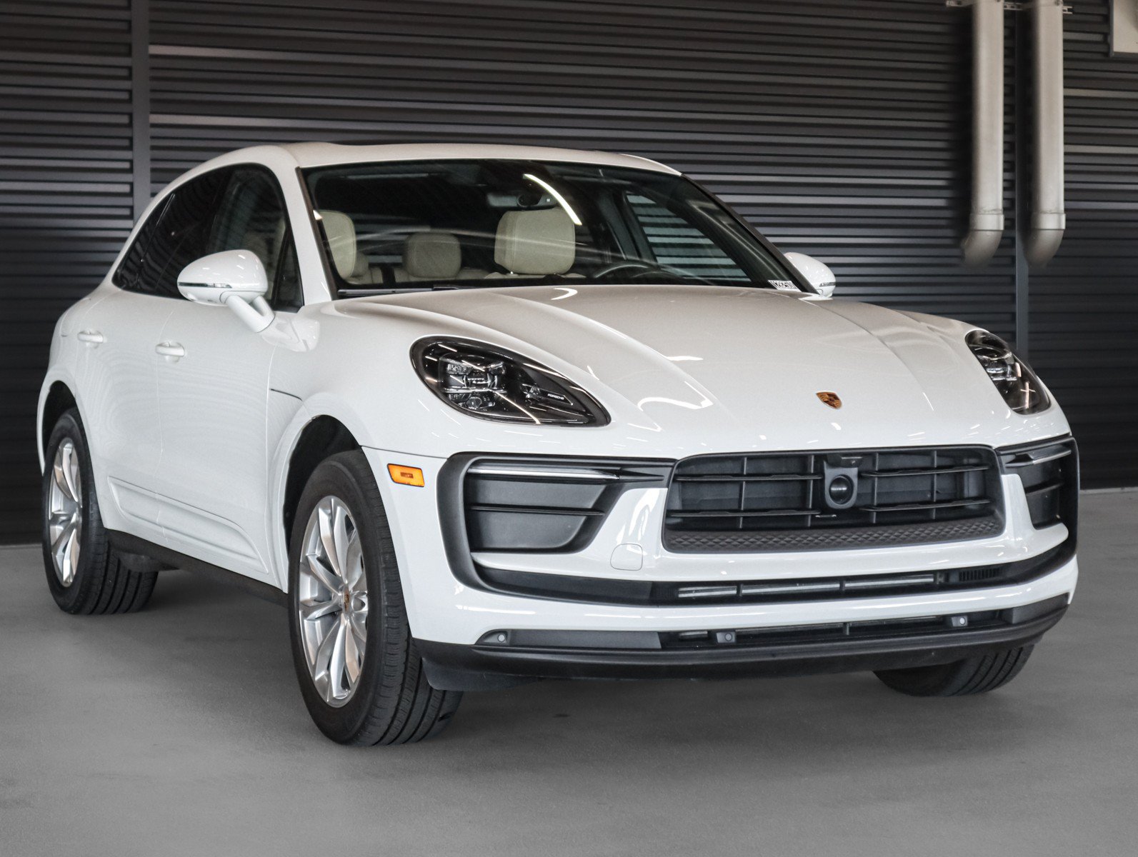 Certified 2023 Porsche Macan AWD/4WD image 7
