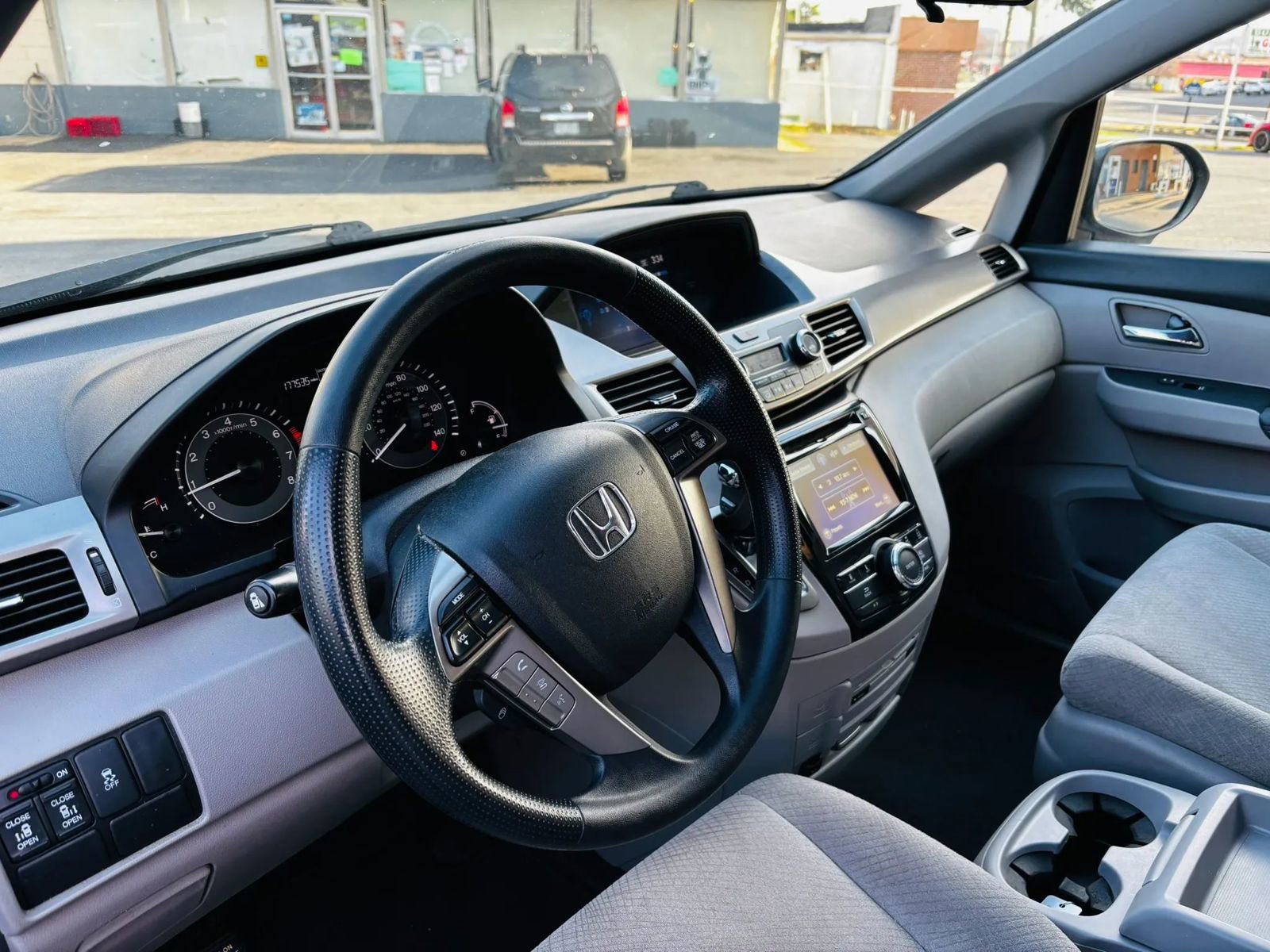 Used 2016 Honda Odyssey SE image 8