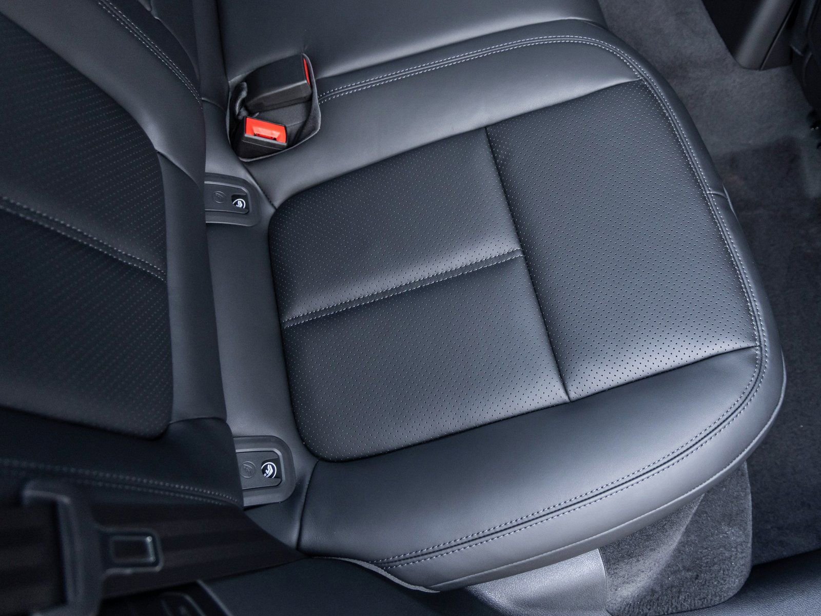 Certified 2025 Porsche Macan S image 40