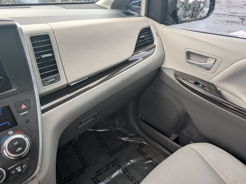 Used 2017 Toyota Sienna XLE w/ XLE Navigation Package FWD image 4
