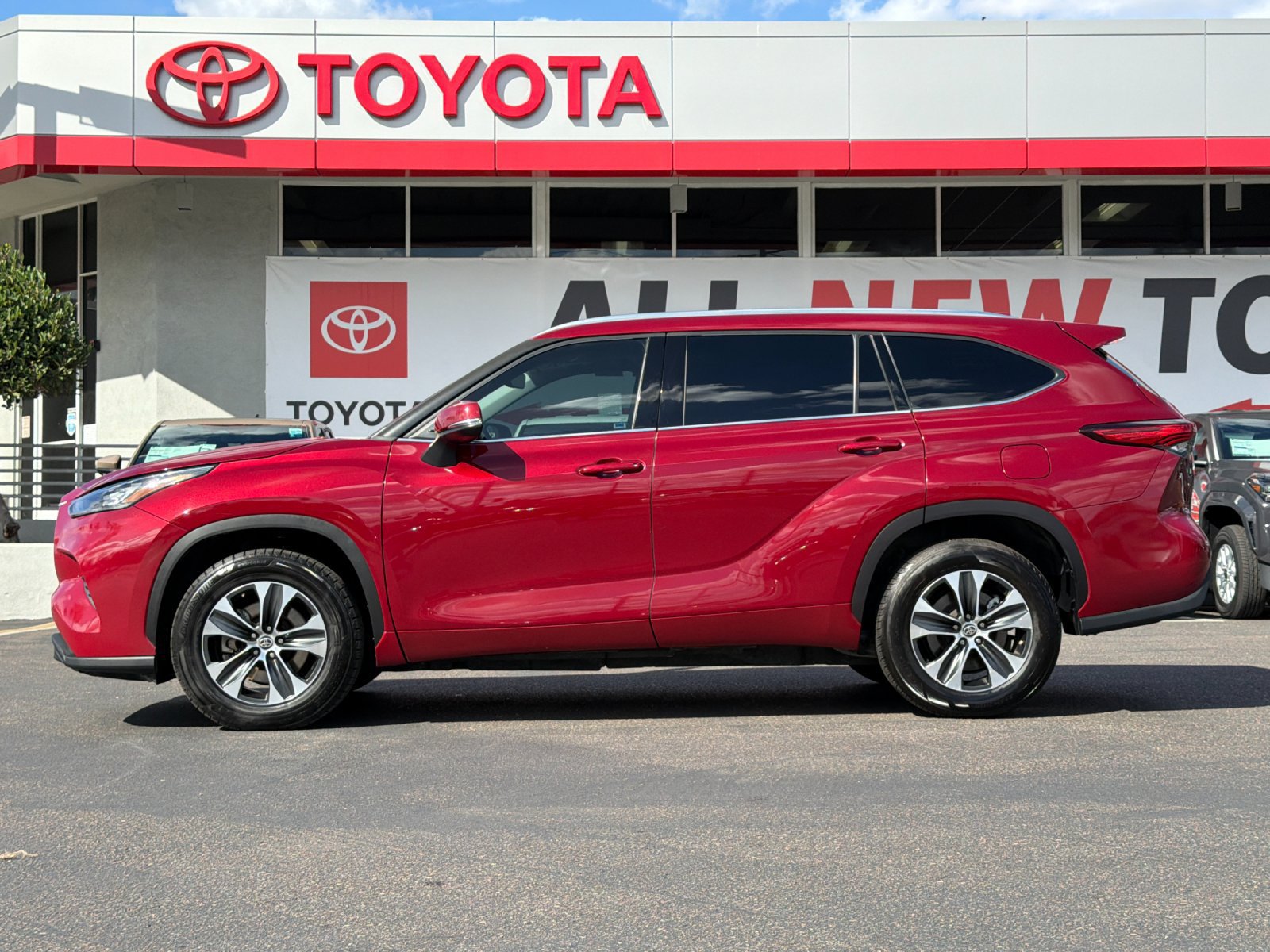 Used 2020 Toyota Highlander XLE FWD image 2
