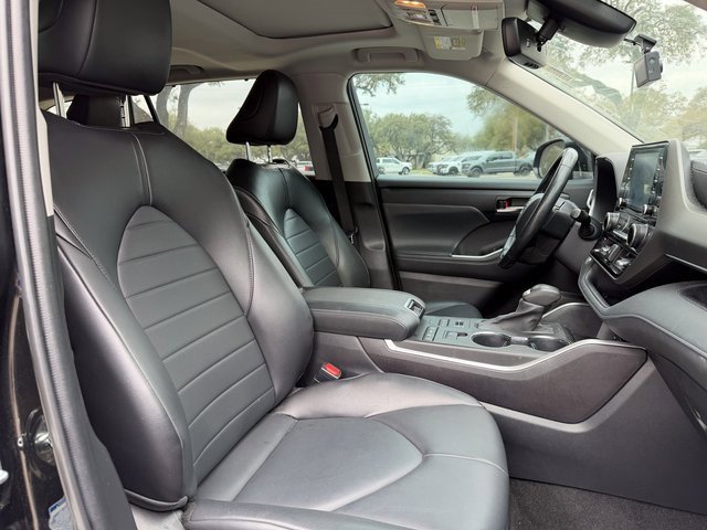 Used 2022 Toyota Highlander XLE image 16