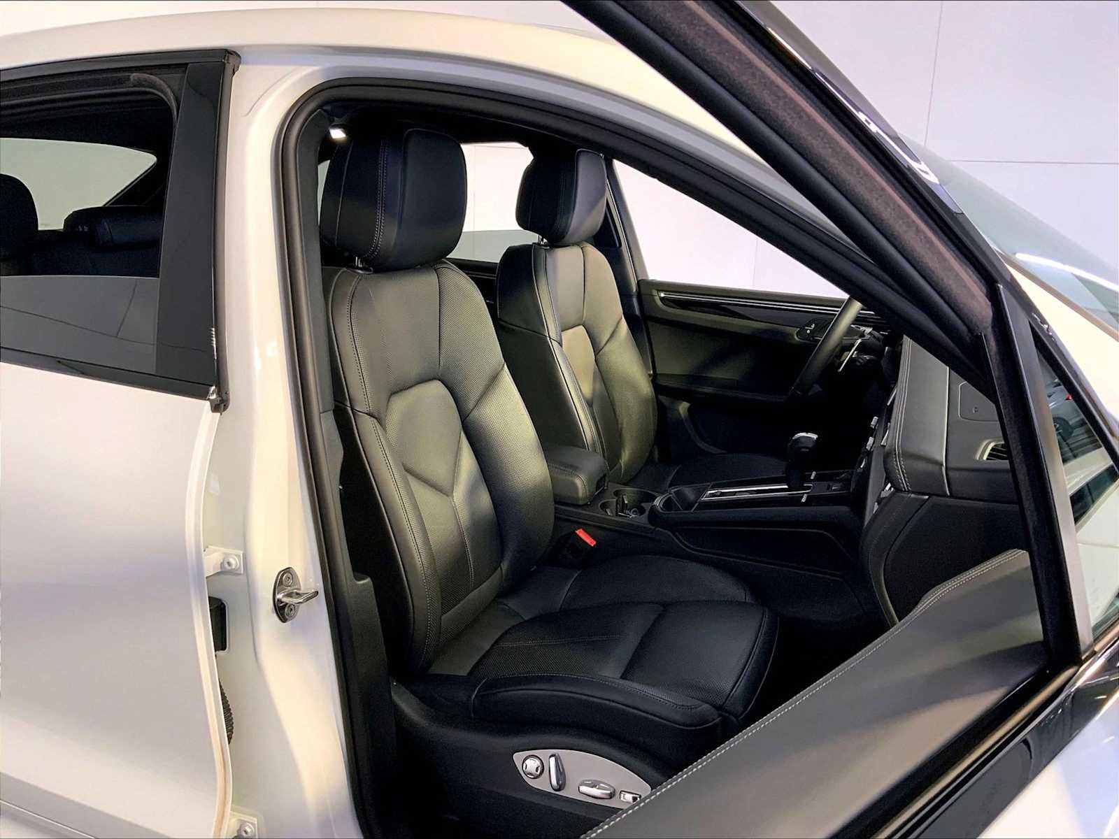 Certified 2023 Porsche Macan image 18